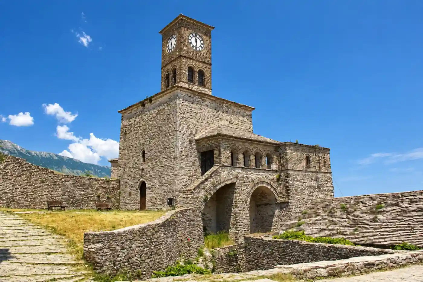 Kulla e sahatit dhe muret prej guri të Kështjellës së Gjirokastrës