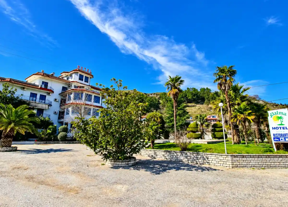Pamje e jashtme e Hotel Palma me kopshtin, palmat dhe parkimin