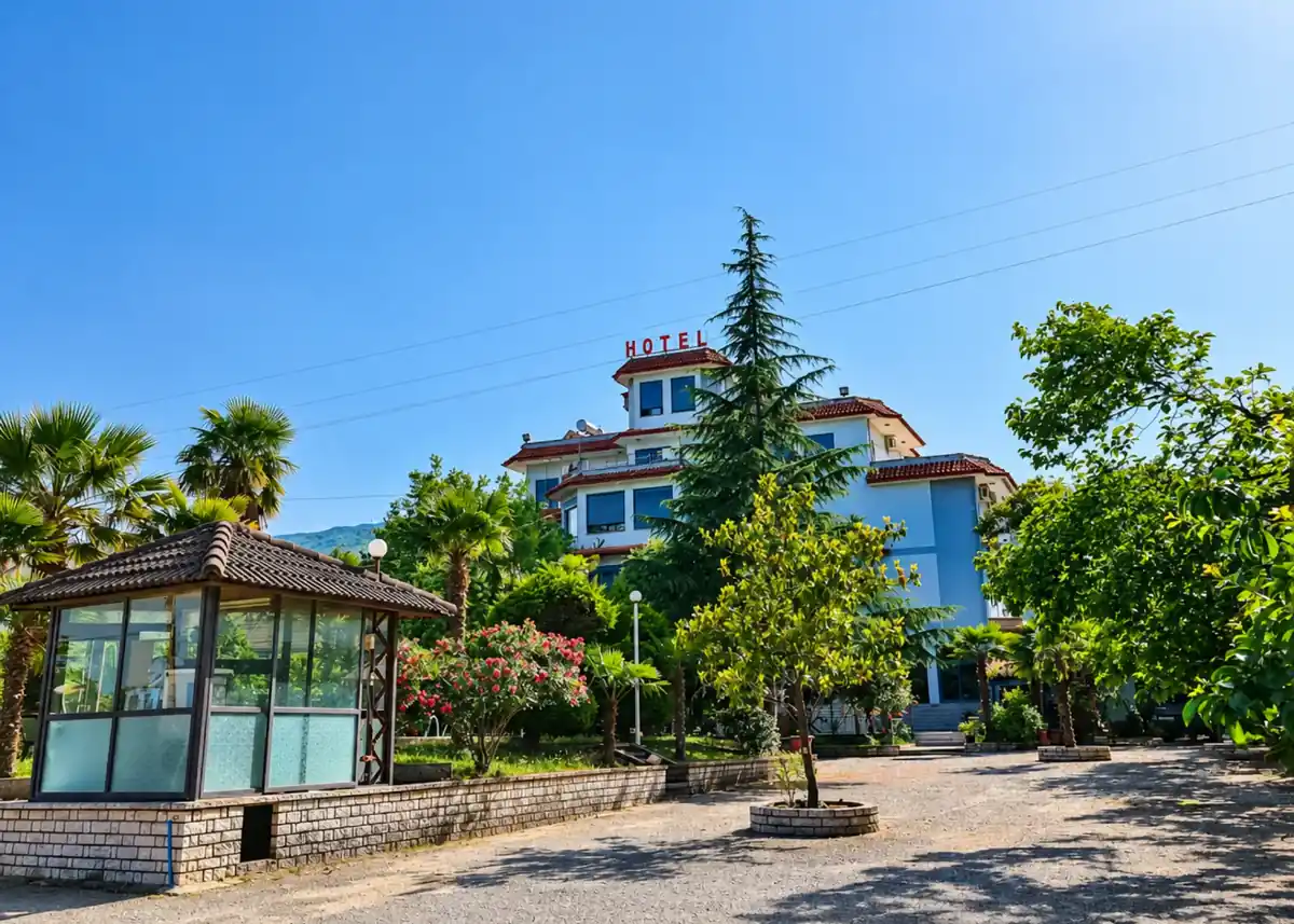 Hyrja e hotelit dhe kopshti
